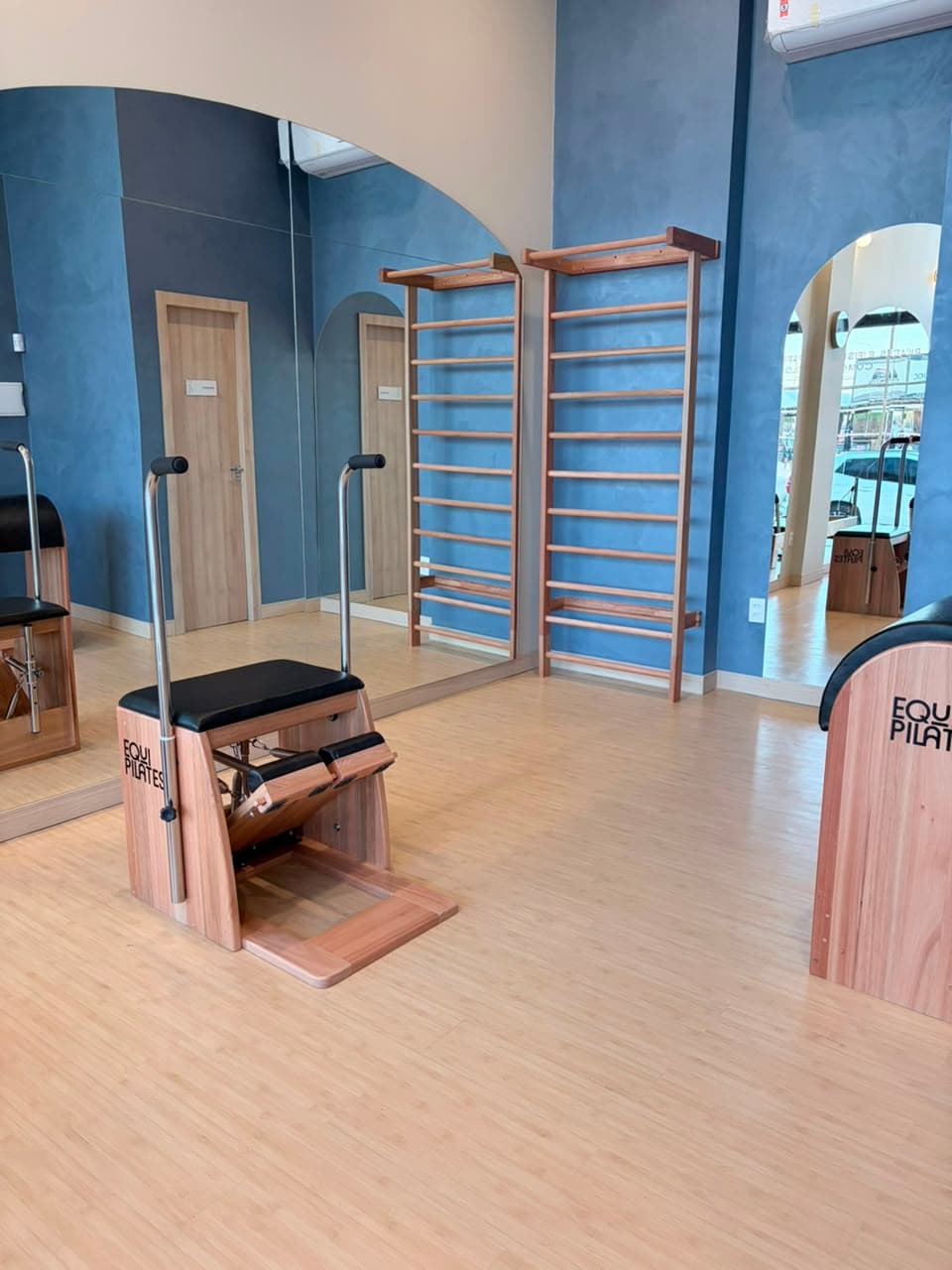 Sala de aparelhos com barras de parede e reformer